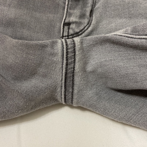 Women’s American Eagle Outfitters Distressed Grey Jegging Jeans. Size 4 short. - Picture 14 of 16